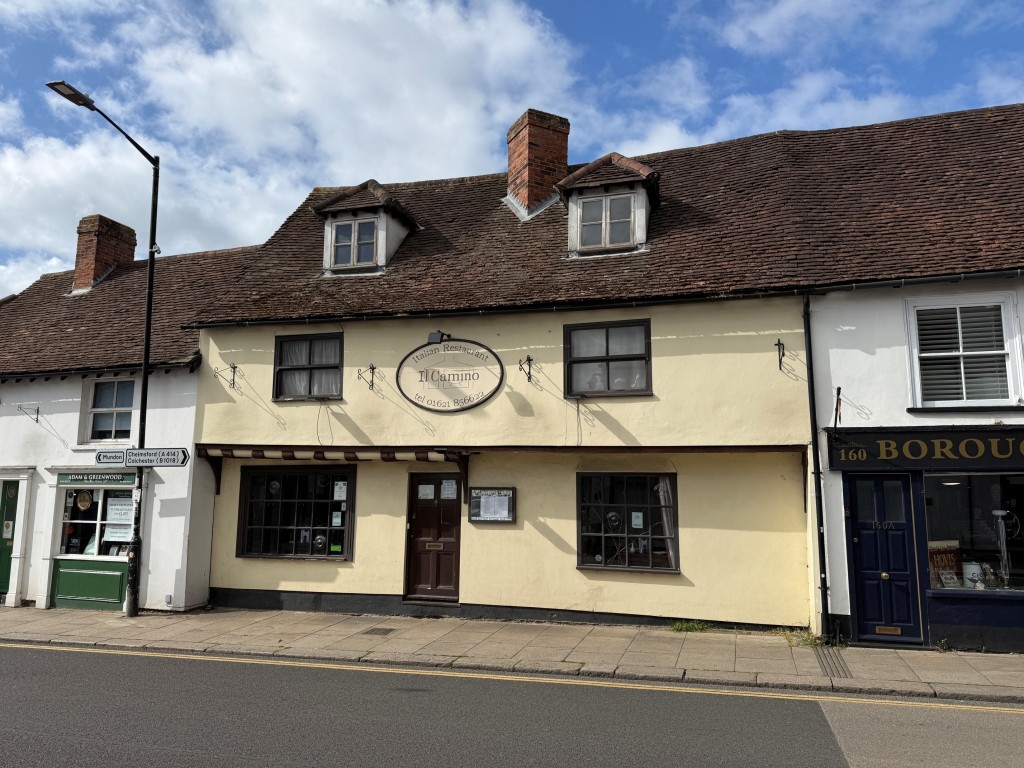 Lot: 69 - RESTAURANT PREMISES IN MALDON HIGH STREET WITH TWO BEDROOM FLAT ABOVE - Front elevation of the restaurant and flat on Maldon High Street